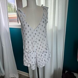 White & Black Arrows Patterned Jumpsuit